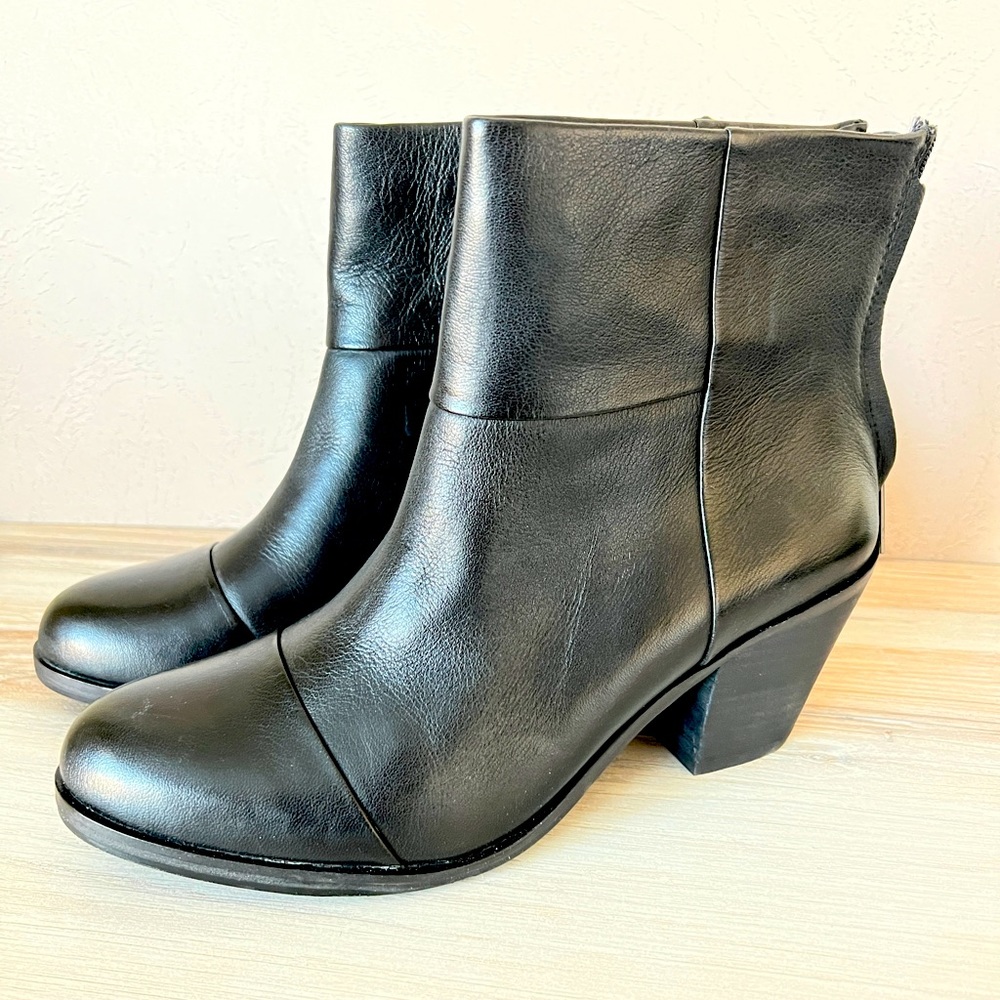 Black leather boots by Arturo Chiang 7.5